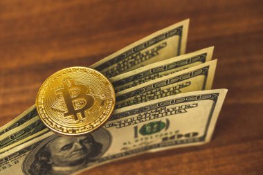 Bitcoin dolar kavramından daha iyi, altın kripto para bir dolar banknotlar üzerinde, üst görünüm yakın fotoğraf