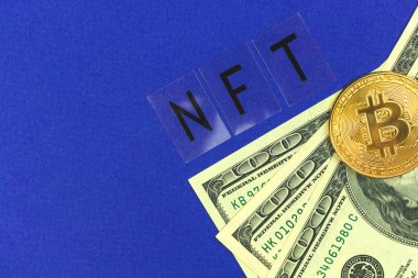 Yeni para konsepti, dolar banknotları ve bitcoin para, mavi bir fırın ofis masasında NFT harfleri, kopyalama alanı 