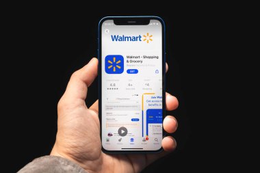 Kharkov, Ukrayna - 4 Haziran 2021: Walmart uygulaması olan bir adam cep telefonunu elinde tutuyor