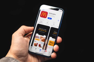 Kharkov, Ukrayna - 4 Haziran 2021: Cep telefonunda McDonald uygulaması