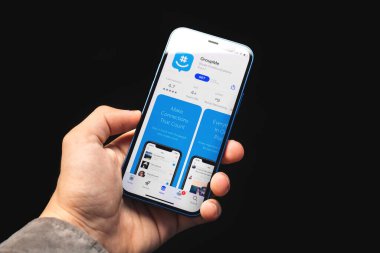 Kharkov, Ukrayna - 4 Haziran 2021: Adam Skype uygulaması ile GroupMe kullanıyor, cep telefonu elinde