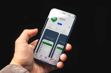 Kharkov, Ukrayna - 4 Haziran 2021: Takılım uygulaması, adam cep telefonunu ekranda uygulamalı tutuyor