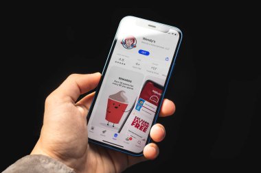 Kharkov, Ukrayna - 4 Haziran 2021: Wendy 'nin uygulaması, ekranda uygulamalı cep telefonu