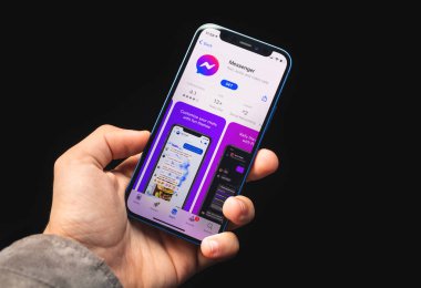Kharkov, Ukrayna - 4 Haziran 2021: Messenger Apple iPhone uygulaması, cep telefonu uygulaması ekranda