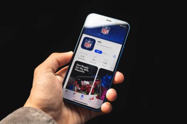 Kharkov, Ukrayna - 4 Haziran 2021: NFL uygulaması, cep telefonu uygulamasını ekranda tutun