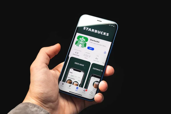 Charkow Ukraine Juni 2021 Mann Nutzt Starbucks App Handy Der — Stockfoto