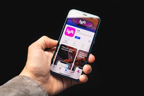 Kharkov, Ukrayna - 4 Haziran 2021: Adam cep telefonunu tutuyor ve Lyft uygulamasını kullanıyor