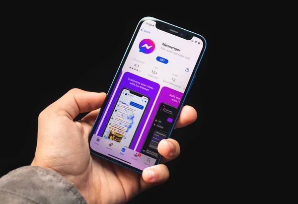 Kharkov Ucrânia Junho 2021 Mensageiro Apple Iphone App Homem Segurar — Fotografia de Stock