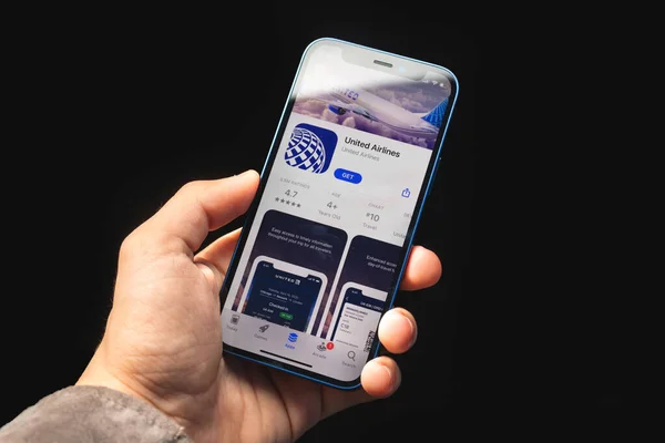 Kharkov Ουκρανία Ιουνίου 2021 United Airlines App Άνθρωπος Κρατά Κινητό — Φωτογραφία Αρχείου