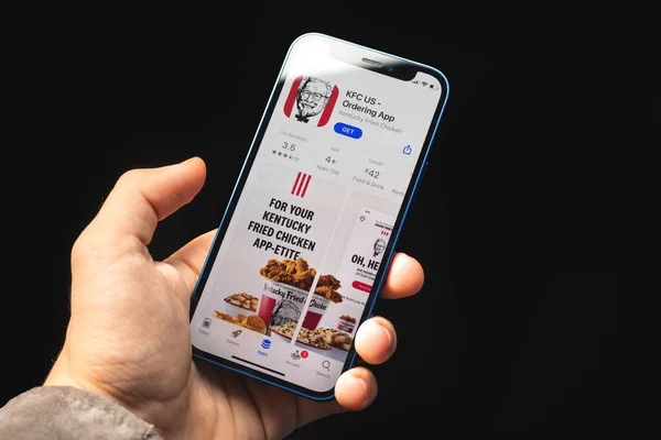 Харків Україна Червня 2021 Kfc App Man Hold Mobile Phone — стокове фото