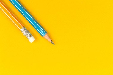 Okul kurşun kalem düz zemin sarı masaüstü ile yatıyordu, kopya alanı ile eğitim bileşimi, üst görünüm 