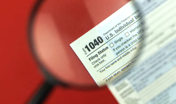 Vergi Sezonu Büyüteçle 1040 Vergi Formu Arkaplanı Kırmızı Ofis Masası — Stok fotoğraf