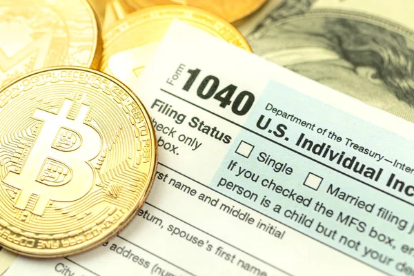 Złote Bitcoin Formularz Podatkowy Zbliżenie Czas Zapłaty Koncepcji Podatków Kryptowaluta — Zdjęcie stockowe