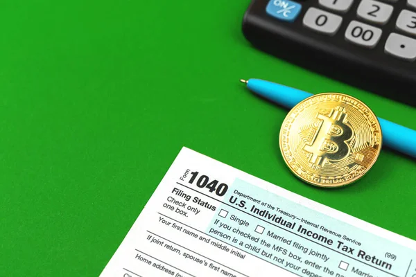 Podatki Tło Bitcoin Biurowy Pulpit Kalkulatorem Kryptowaluta Monety — Zdjęcie stockowe