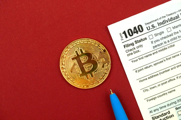 Biuro Biurko Formularza Podatkowego Krypto Monety Bitcoin Widok Góry Przestrzeń — Zdjęcie stockowe