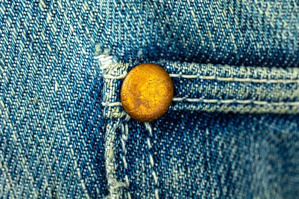 Perunggu Paku Keling Logam Pada Jeans Denim Biru Dengan Jahitan — Stok Foto
