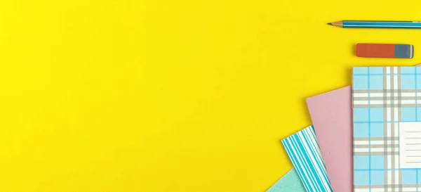 Шкільна Композиція Фон Шкільними Зошитами Вправ Олівцем Гумкою Жовтому Столі — стокове фото