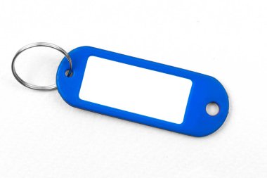 Boş mavi isim kartı tasarımı, beyaz zemin üzerinde anahtarlık olan plastik mamecard, boşluğu kopyala 