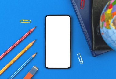 Cep telefonlu okul modeli ve fotokopi alanı olan boş beyaz ekran, kalemli masa, dünya ve okul malzemeleri, üst görünüm kompozisyonu 