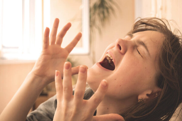 молодая девушка кричит от безнадежности, неудачи на работе, потерянного времени и психической усталости концепции 