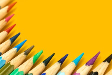 Okul malzemeleri düz renkli kalem kenarlık çerçeve bileşimi, kopyalama alanı