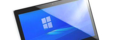 Kharkov, Ukrayna - 18 Haziran 2021: Microsoft Windows 11 yeni yazılım güncellemesi laprop, pankart, beyaz izole arkaplan 