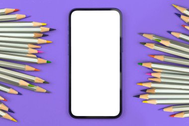 Mobil telefon okulu modelleme ekranı, renkli kalemlerle dolu masa, kopya alanı ve çalışma şablonu, üst görünüm