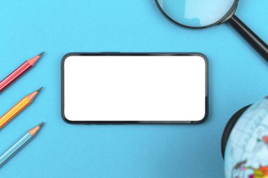 Okul eğitimi cep telefonu modeli boş beyaz ekran yatay olarak, okul şablon arka planı, erzakla birlikte tablo 