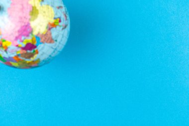 Masadaki küre, düz zemin ve fotokopi alanı ile en küçük arkaplan, en üst görünüm 