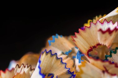 Arka planda bir sürü renkli kalem talaşı, yakın plan ve makro