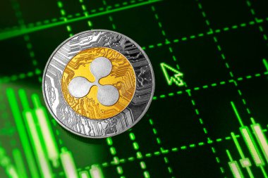 Ripple kripto para biriminin büyümesi, yeşil hisse senedi grafikleri arkaplan, yazı tura yakın plan
