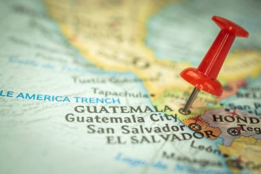 Guatemala ve Guatemala şehirleri, seyahat haritasında kırmızı düğme, işaret ve nokta yakın çekim, turizm ve gezi konsepti, Kuzey Amerika 