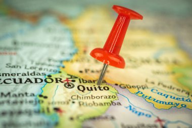 Ekvador 'daki Quito şehri, seyahat haritasında kırmızı raptiye, işaret ve nokta yakın çekim, turizm ve gezi konsepti, Güney Amerika 