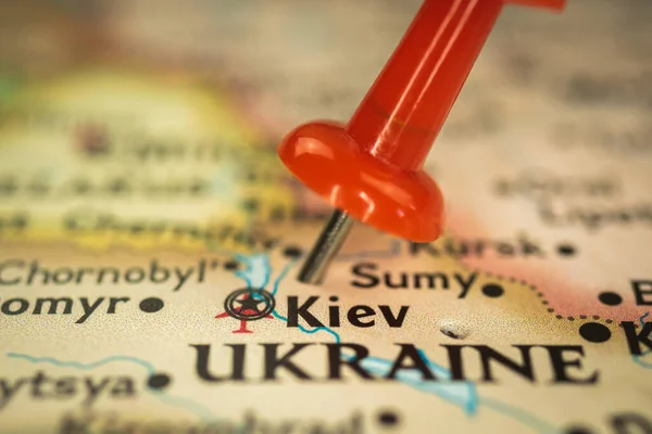 ロケーションキエフでウクライナ マップでプッシュピンを閉じる 観光や旅行のコンセプトのための宛先のマーカー ヨーロッパ — ストック写真