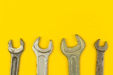 Anahtar araçları işçi sınır bileşimi sarı ofis tablo arkaplan, düz yatar ve kopya alanı ile üst görünüm