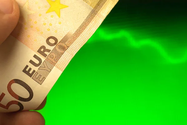Рост Евро Валюта Человек Банкнотой Евро Руке Зеленый Фондовый График — стоковое фото