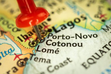 Benin 'deki Cotonou konumu, yakın çekimli harita, işaret ile seyahat ve seyahat kavramı, Afrika