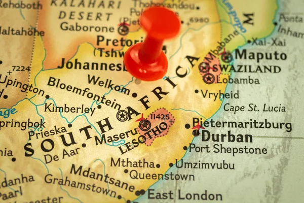 ロケーション南アフリカ共和国 プッシュピンクローズアップと地図 旅行とマーカーでの旅のコンセプト アフリカ — ストック写真