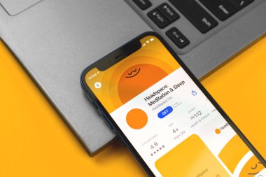 Kharkov, Ukrayna - 2 Temmuz 2021: Cep telefonu için HeadSpace Meditasyon ve Uyku uygulaması, logo kapanışı