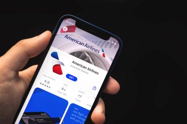 Kharkov, Ukrayna - 4 Haziran 2021: Adam elinde cep telefonu, Amerikan Havayolları uygulamasını kullanıyor