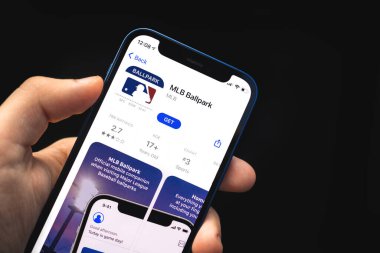 Kharkov, Ukrayna - 4 Haziran 2021: MLB Ballpark uygulaması, adam cep telefonunu ekranda uygulamalı tutuyor