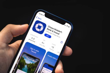 Kharkov, Ukrayna - 4 Haziran 2021: Chase Mobile Bank ve Yatırım uygulaması, adam cep telefonunu ekranda uygulamalı tutuyor