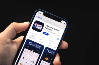 Kharkov, Ukrayna - 4 Haziran 2021: NBA Canlı Oyunlar ve Puanlar uygulaması, adam cep telefonunu ekranda uygulamalı tutuyor