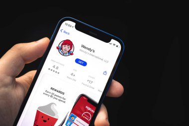 Kharkov, Ukrayna - 4 Haziran 2021: Wendys uygulaması, adam ekranda uygulamalı cep telefonu tutuyor