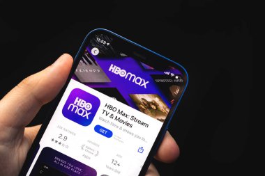 Kharkov, Ukrayna - 4 Haziran 2021: HBO Max Stream uygulaması, adam cep telefonunu ekranda uygulamalı tutuyor