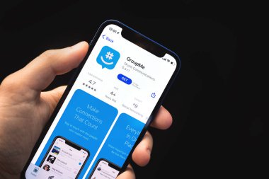 Kharkov, Ukrayna - 4 Haziran 2021: Adam Skype uygulaması ile GroupMe kullanıyor, cep telefonu elinde