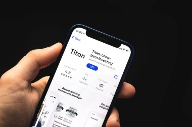 Kharkov, Ukrayna - 4 Haziran 2021: Titan Uzun vadeli yatırım uygulaması, insan cep telefonunu ekranda uygulamalı tutuyor