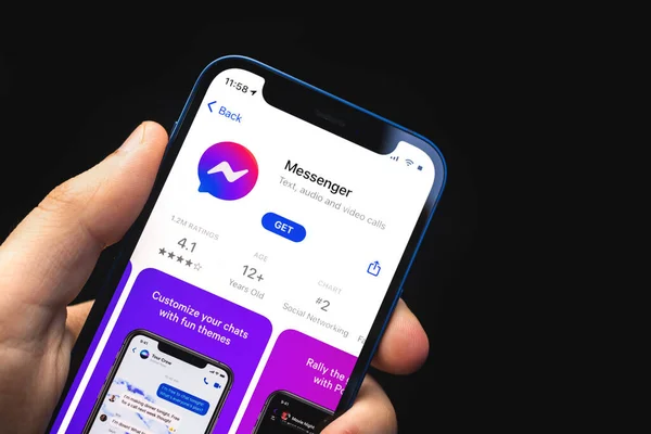 Charkow, Ukraine - 4. Juni 2021: Messenger Apple iPhone App, Mann hält Handy mit Anwendung auf dem Bildschirm — Stockfoto