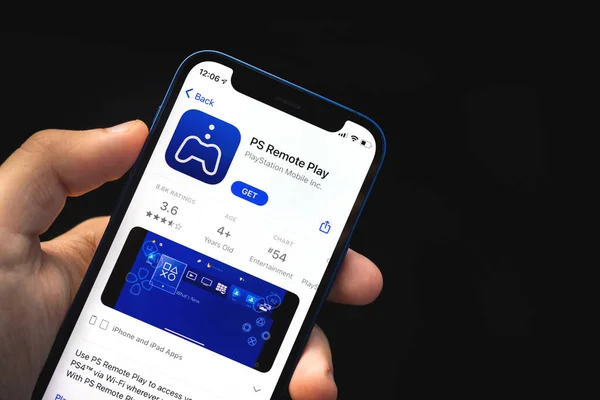 Харьков, Украина - 4 июня 2021 года: приложение PS Remote Play, человек держит мобильный телефон с приложением на экране — стоковое фото