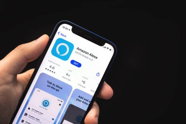 Kharkov, Ukrayna - 4 Haziran 2021: Adam elinde cep telefonu, Amazon Alexa uygulamasını kullanıyor
